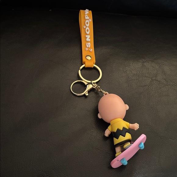 CHARLIE BROWN Keychain with Pink and Yellow Colors - Picture 2 of 2